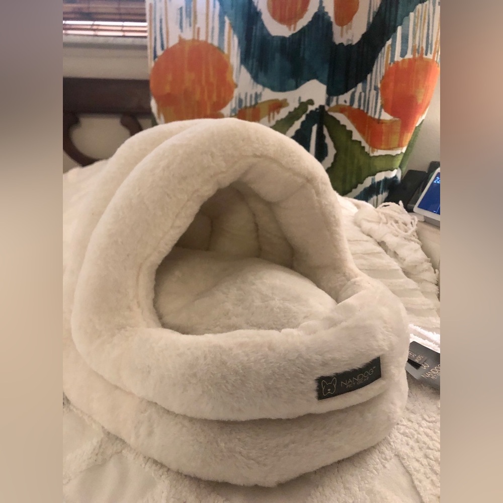 Nandog White Plush Small Pet Cave Bed NWT